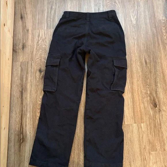 Aritzia Low Waisted Black Cargo Pants - Picture 4 of 4